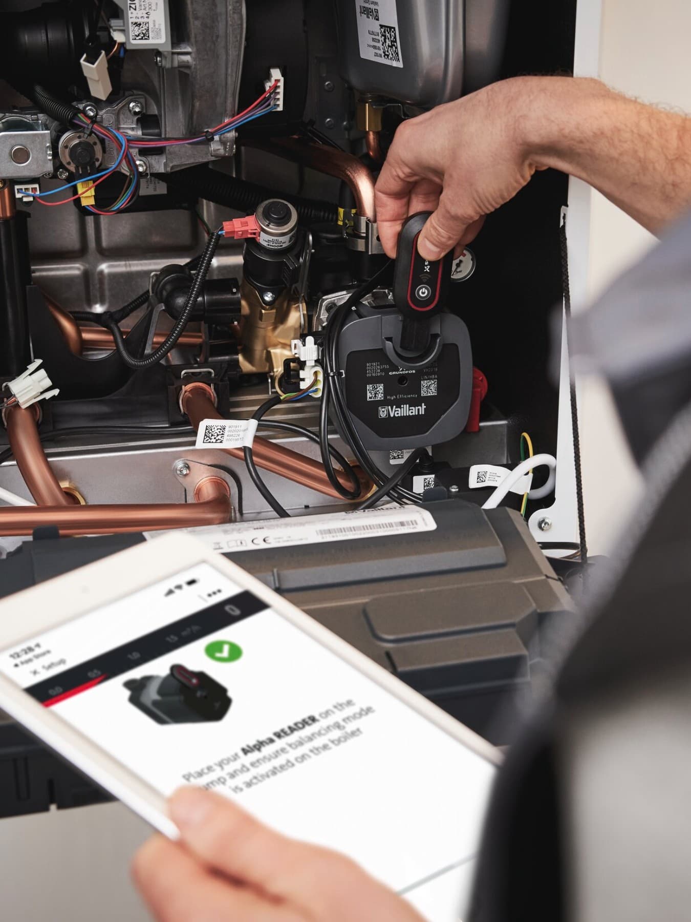 Tecnico di un Centro Assistenza Tecnica ufficiale Vaillant che effettua la manutenzione programmata di nua caldaia a condensazione